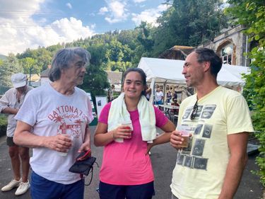 L’une des dernières photos de famille de Jean-Louis Murat, avec sa petite-fille Lisa et Yann, à l’open de tennis du Sancy. Juillet 2022.