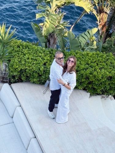 Véronika Loubry et Gérard Kadoche aux Roches Blanches, à Cassis, pour l’anniversaire de Véronika, le 22 juin dernier. « Le meilleur été de notre vie », confie-t-elle.