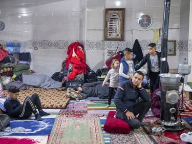 Cette famille a trouvé refuge dans une mosquée de Qamichli, avec une soixantaine d'autres personnes. C'est la quatrième fois depuis 2018 qu'elle a dû prendre la fuite.