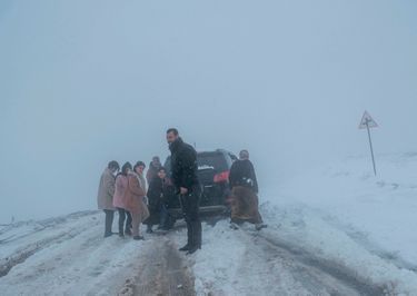 Des Kurdes coincés par la neige, non loin de Rmelan, dans le nord-est de la Syrie, le 23 janvier. Six mille personnes ont fui les zones de Raqqa et de Deir ez-Zor, reprises par l'armée syrienne.