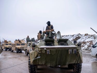 Un convoi de combattants kurdes, près de la prison de Hassaké, le 23 janvier. Les blindés Humvee (au fond) sont tout qui leur reste du soutien américain.