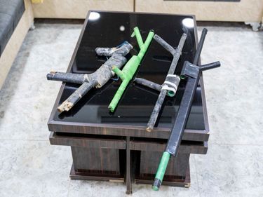 Leurs jouets: des fausses armes faites de bric et de broc, saisies par les gardes du camp.