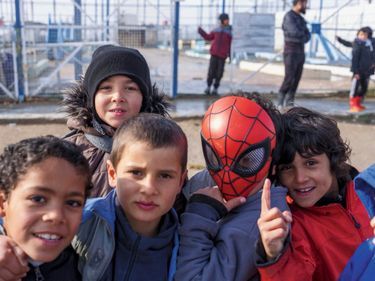 L'index pointé vers le ciel, signe d'allégeance à Daech. Dans le camp de Roj, le 24 janvier.