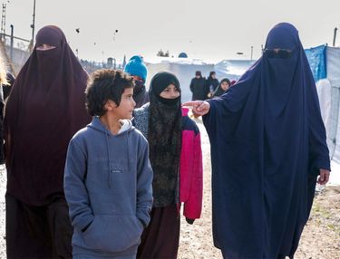 Miriam (à dr.), une Française détenue à Roj, dans le nord-est de la Syrie, où vivent quelque 2000 femmes et enfants liés à l'El. Le 24 janvier.