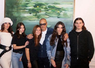 Un clan recomposé mais si soudé. Autour du couple (de g. à dr.), Léa, la fille de Gérard, Thylane, l’aînée de Véronika, Allison, l’autre fille de Gérard, Ayrton, le fils de Véronika. Noël 2024, à Paris.