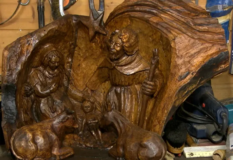 Parmi les nombreux masques sculptés par Germano dans son atelier, quelques pièces plus religieuses