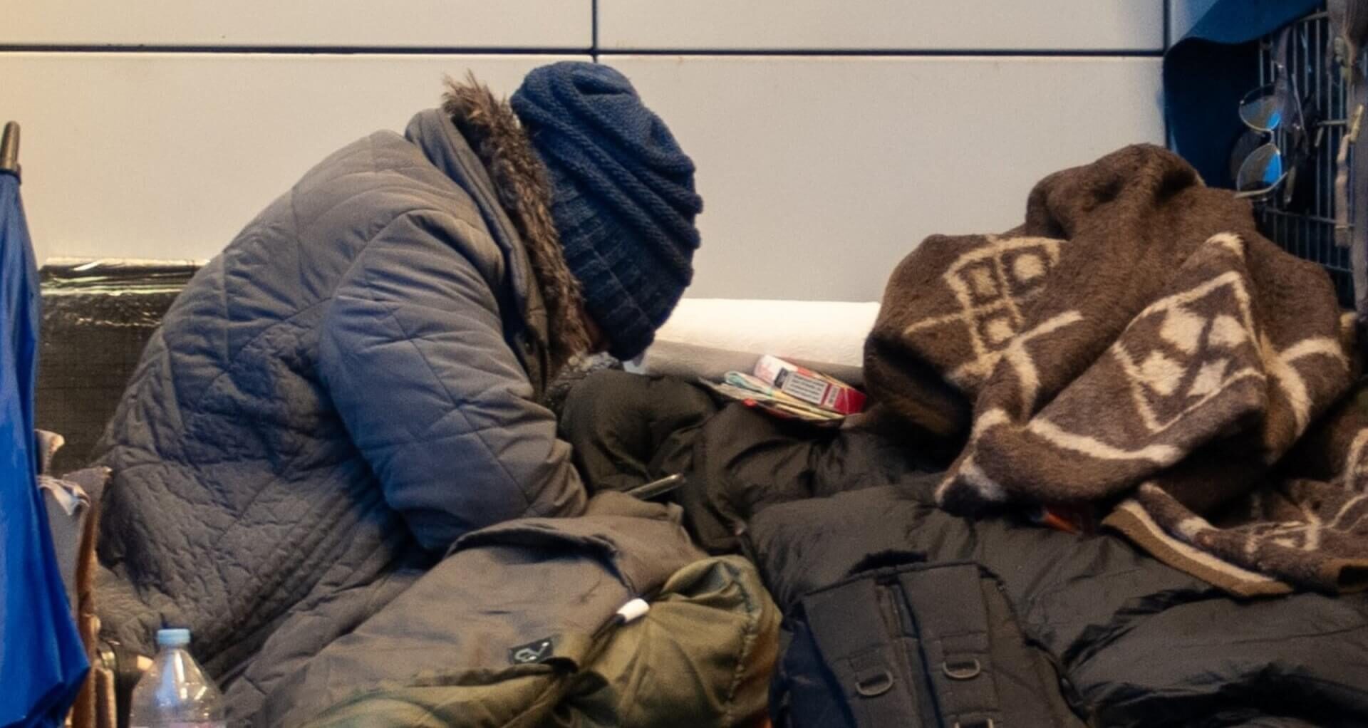 "S'arrêter, c'est laisser le froid entrer dans les os": la discipline de survie de deux sans-abri à Paris