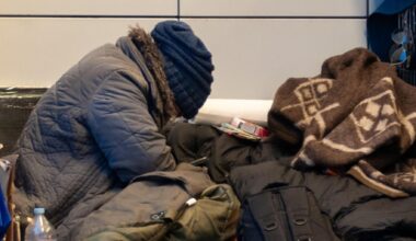 "S'arrêter, c'est laisser le froid entrer dans les os": la discipline de survie de deux sans-abri à Paris