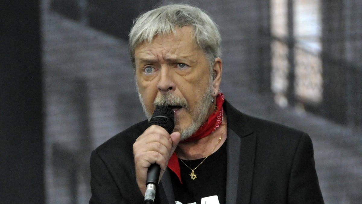 Renaud fustige Jean-Jacques Goldman et les Enfoirés