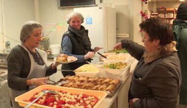 "C'est agréable de voir du monde dans la même situation que moi". Les repas chauds servis par les Restos du cœur à Rouen attirent beaucoup de monde