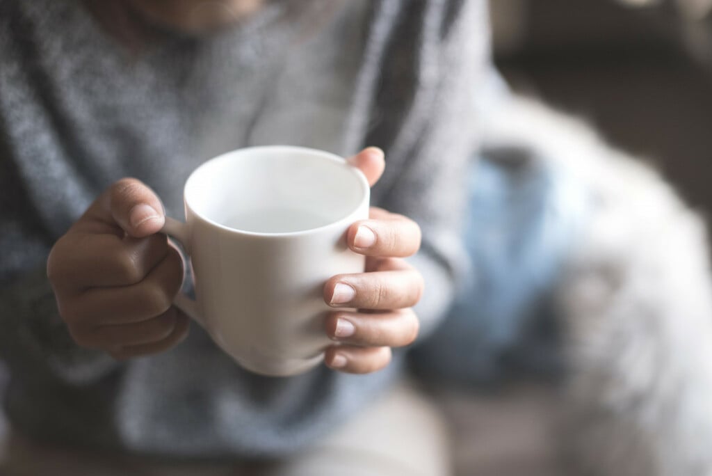 Ce médecin est formel : voici ce qu'il se passe lorsqu'on boit de l'eau chaude le matin
