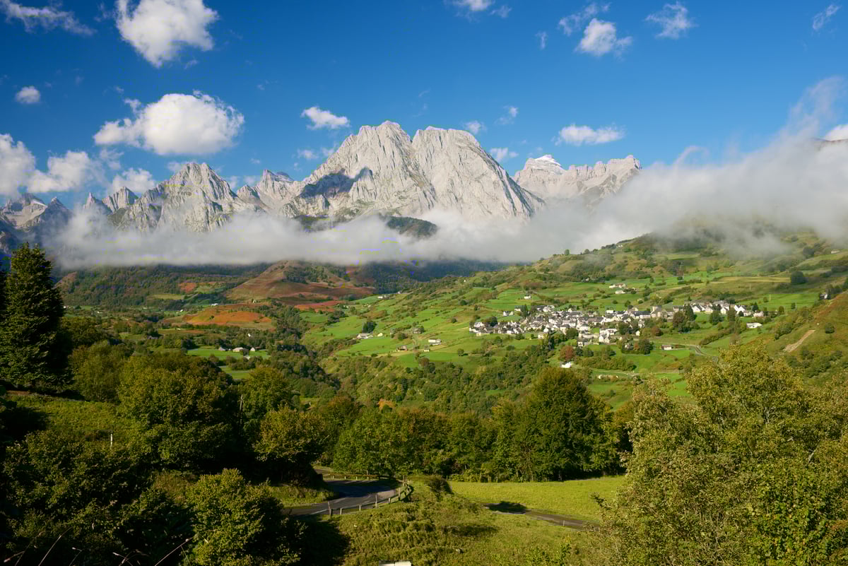 sa maison de famille en vallée d'Aspe, avec vue imprenable sur les Pyrénées