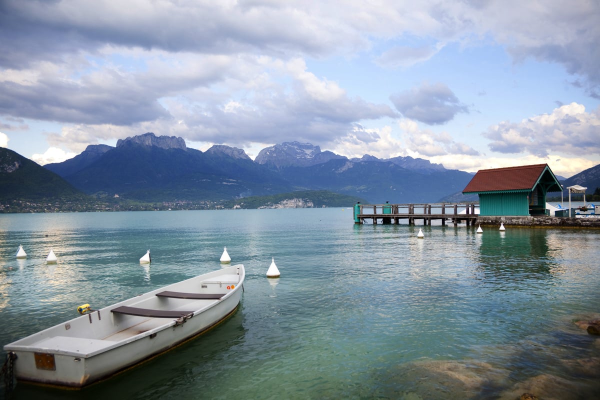 "C'est mon enfance", sa sublime maison de famille au bord du lac d'Annecy