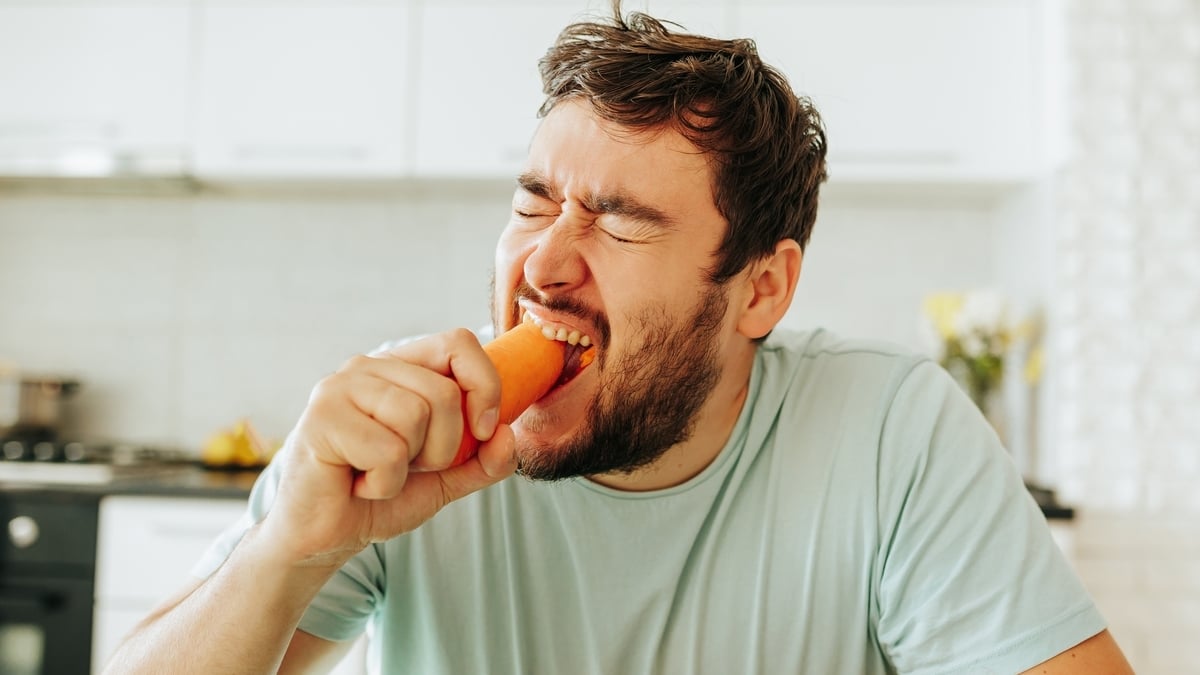 "Mon compagnon se force à manger une carotte tous les jours, la vraie raison m'a fait pleurer"