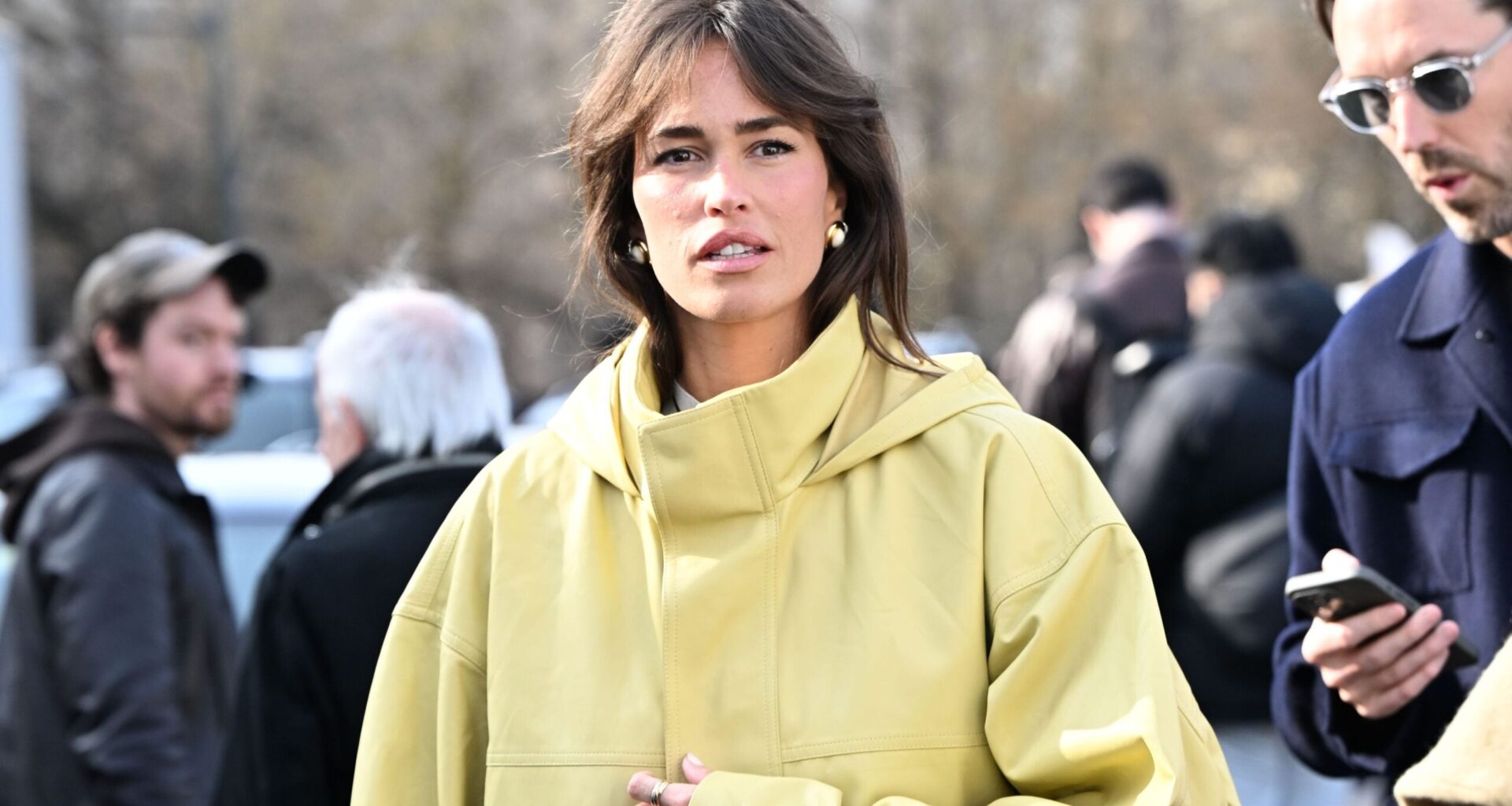 "Netflix Face" : les dermatologues alertent sur cette habitude qui fait vieillir votre peau en un temps record (et comment l'éviter)