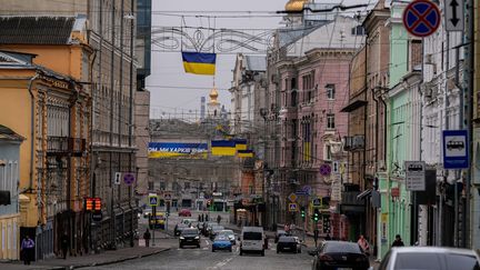 Une rue de Kharkiv, en Ukraine, le 7 novembre 2025. (JULIA DEMAREE NIKHINSON / AP / SIPA)