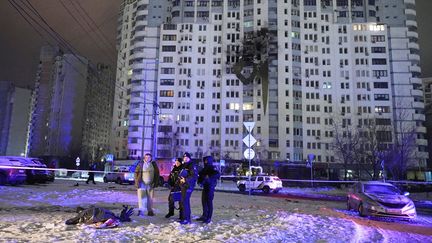 Un immeuble de Kiev (Ukraine), détruit par une frappe russe, dans la nuit du 8 au 9 janvier 2026. (EFREM LUKATSKY / AP / SIPA)