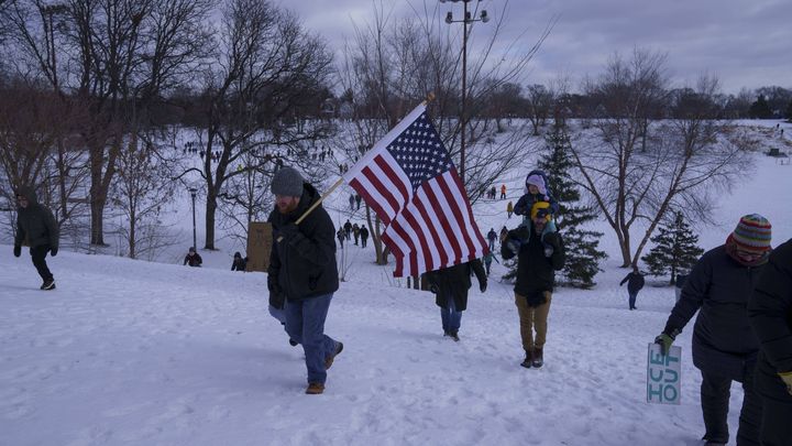 Des manifestants se rassemblent dans un parc de Minneapolis (Minnesota, nord des Etats-Unis), le 10 janvier 2026, au départ d'une manifestation contre la police de l'immigration. (DANIEL POWELL/ZUMA/SIPA / SIPA)