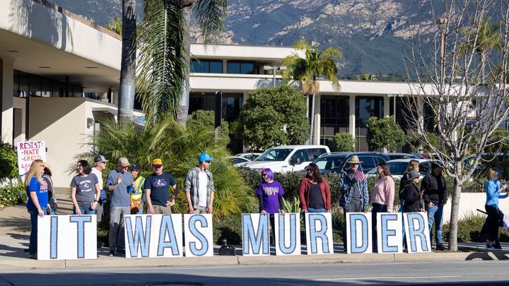 Des manifestants posent avec des pancartes sur lesquelles on peut lire le message "C'était un meurtre", en référence à la mort de Renee Good, le 10 janvier 2026, à Santa Barbara, en Californie. (ROD ROLLE / SIPA USA / SIPA)