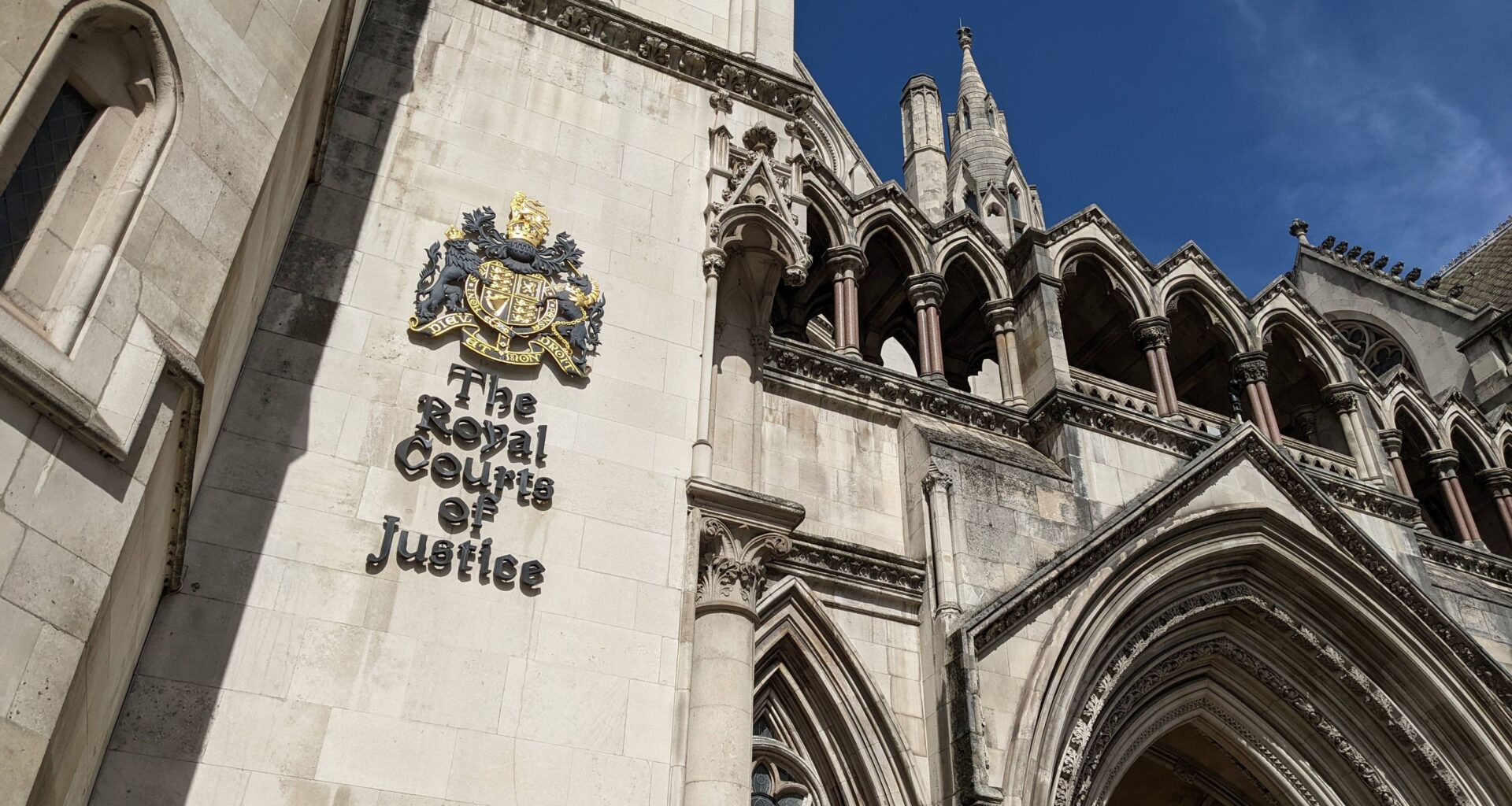 l'État condamné à verser 240 000 livres à un meurtrier islamiste placé à l’isolement