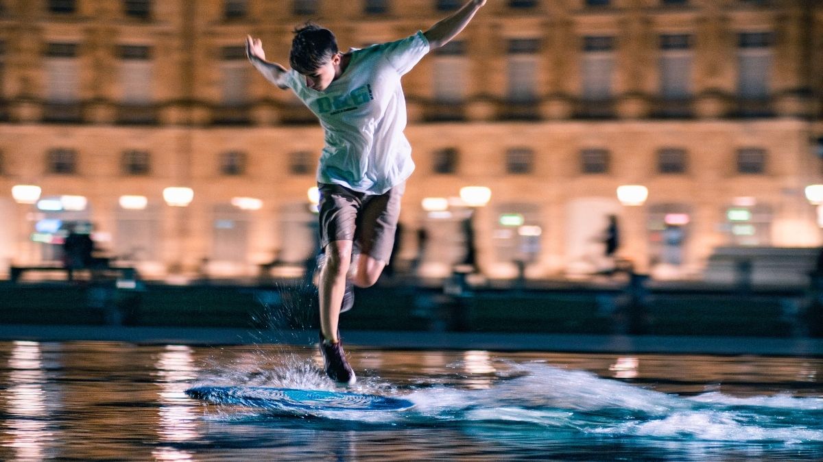 Skimmer sur le Miroir d'eau, un sport populaire à Bordeaux