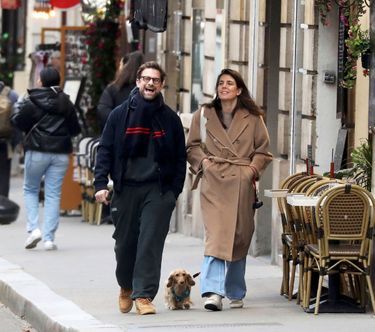 Charlotte Casiraghi et Nicolas Mathieu, balade à trois… avec un nouveau compagnon, dans les rues de Paris.