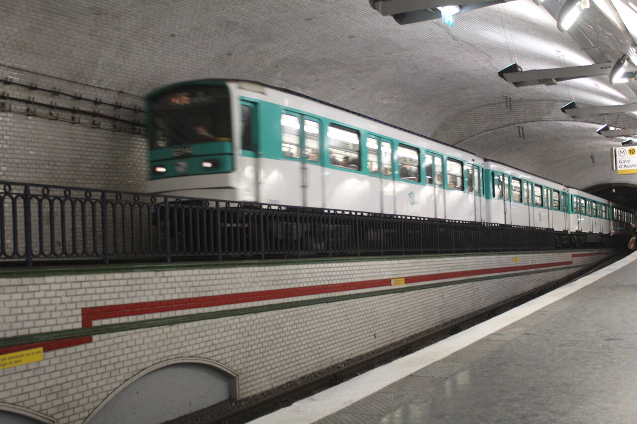 RATP. Dans cette station de métro de Paris à la configuration unique, les rames semblent presque décoller