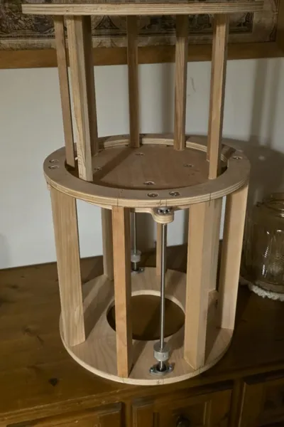 L'armature du pouf secret, en position ouverte.