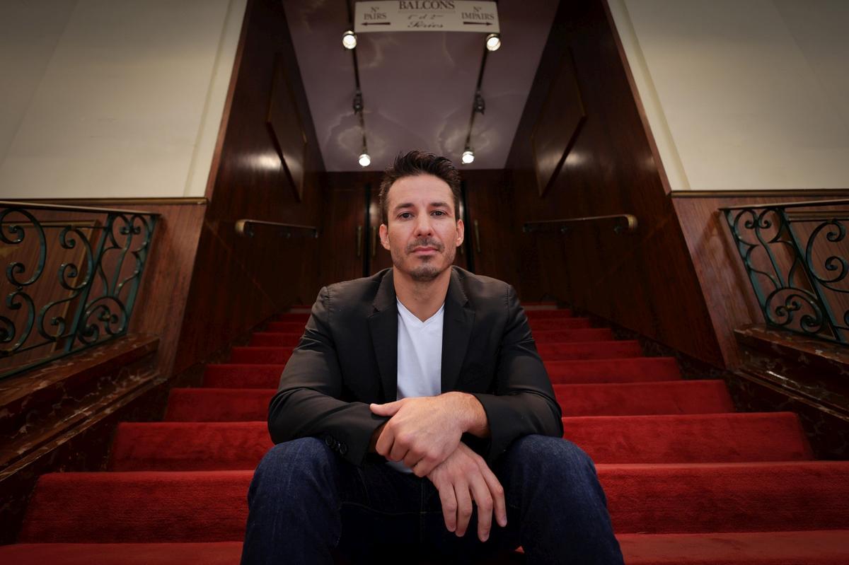 Jérémy Ferrari devant le théâtre Fémina en septembre 2025.