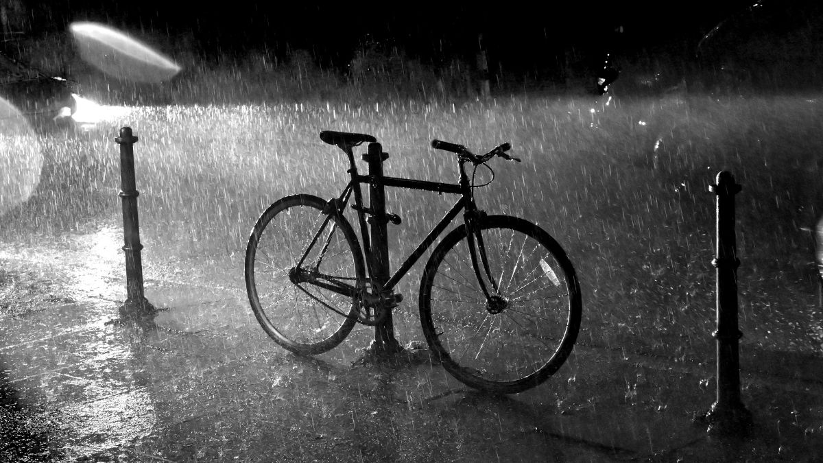 Pluie et vents violents dans les rues de Bordeaux lors de la tempête Goretti