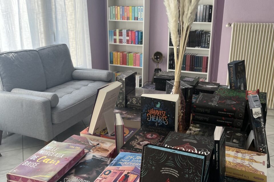 Un coin lecture cosy où les visiteurs peuvent feuilleter, lire ou échanger.