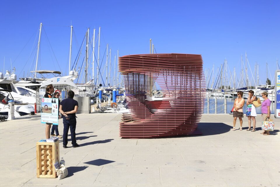 Le pavillon sculpté semblait modelé par le vent du littoral.