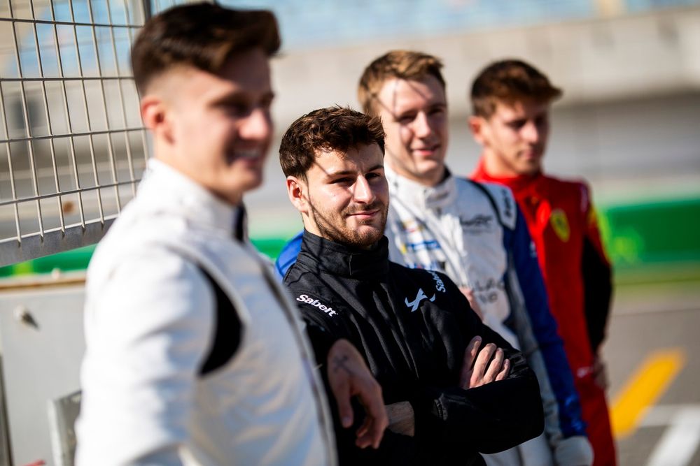 Victor Martins avec Théo Pourchaire, Arthur Leclerc et Frederik Vesti lors des tests rookies de Bahreïn en 2025.