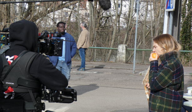 Tournage d’une scène avec Odile Vuillemin devant le bar de Frouard. Photo ER