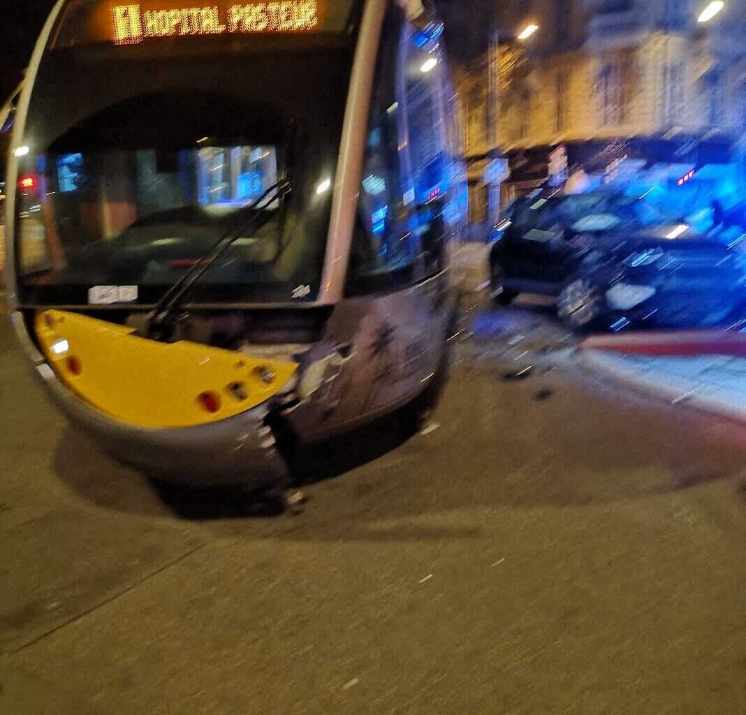 Accident à Nice. Une voiture fait dérailler le tramway, les images impressionnantes