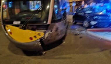 Accident à Nice. Une voiture fait dérailler le tramway, les images impressionnantes
