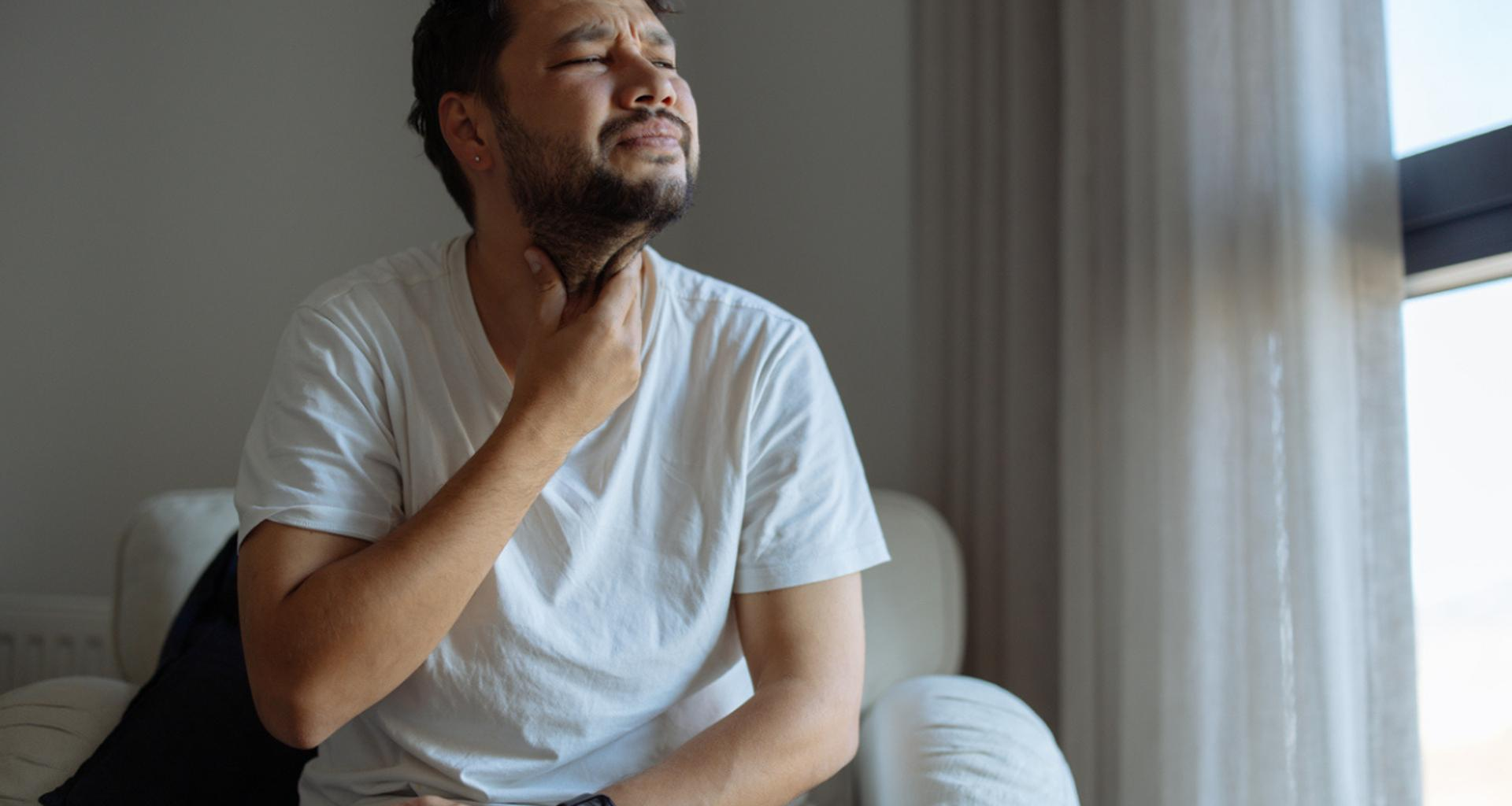 « Juste un mal de gorge » ? Voici les symptômes que trop de patients ignorent jusqu’au drame