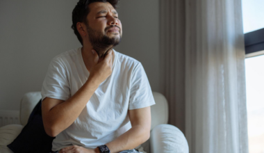 « Juste un mal de gorge » ? Voici les symptômes que trop de patients ignorent jusqu’au drame