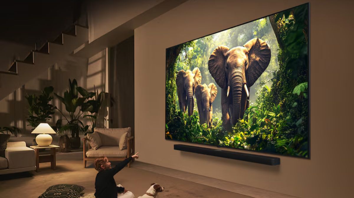 TV LG géante dans un salon