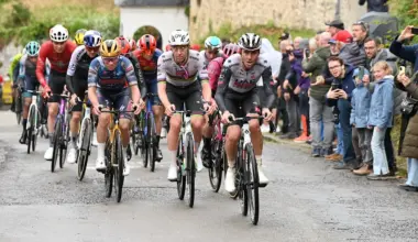 Coureurs de l’équipe UAE Team Emirates-XRG à l’avant du peloton lors d’une course sur route