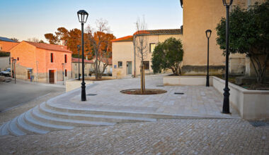 Quelles sont les artères rénovées dans le centre ancien d'un village au nord de Montpellier ?