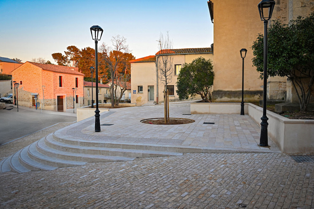 Quelles sont les artères rénovées dans le centre ancien d'un village au nord de Montpellier ?