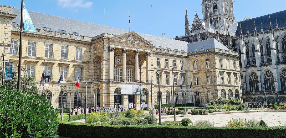 Métropole Rouen Normandie. L'hôtel de Ville et la Halle aux toiles ont été inscrits aux Monuments historiques
