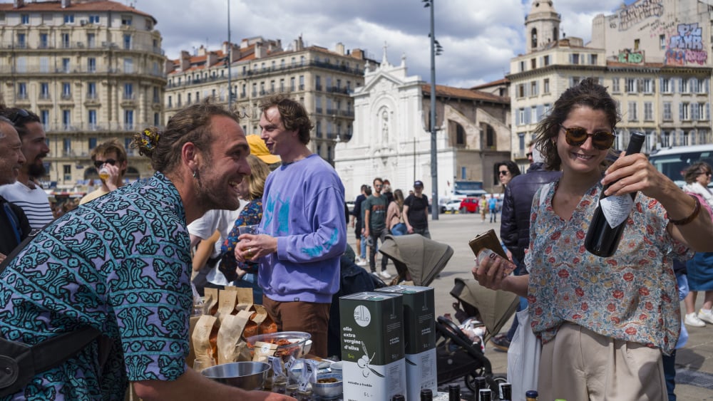 Avec des tournées artistiques à la voile, un collectif ancré à Marseille et en Haute-Provence promeut l'agriculture