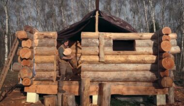 Vianney tient le coup en forêt et construit sa cabane