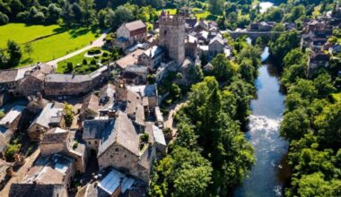À moins de 2h de Bordeaux, ce village médiéval bordé de cours d’eau figure parmi les plus beaux