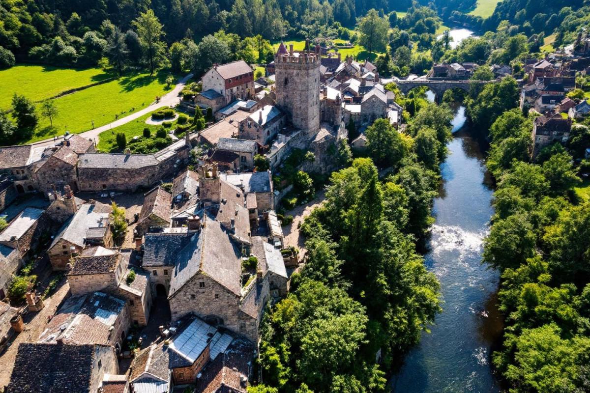 À moins de 2h de Bordeaux, ce village médiéval bordé de cours d’eau figure parmi les plus beaux
