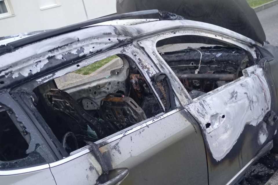 La voiture incendiée de Véronica.