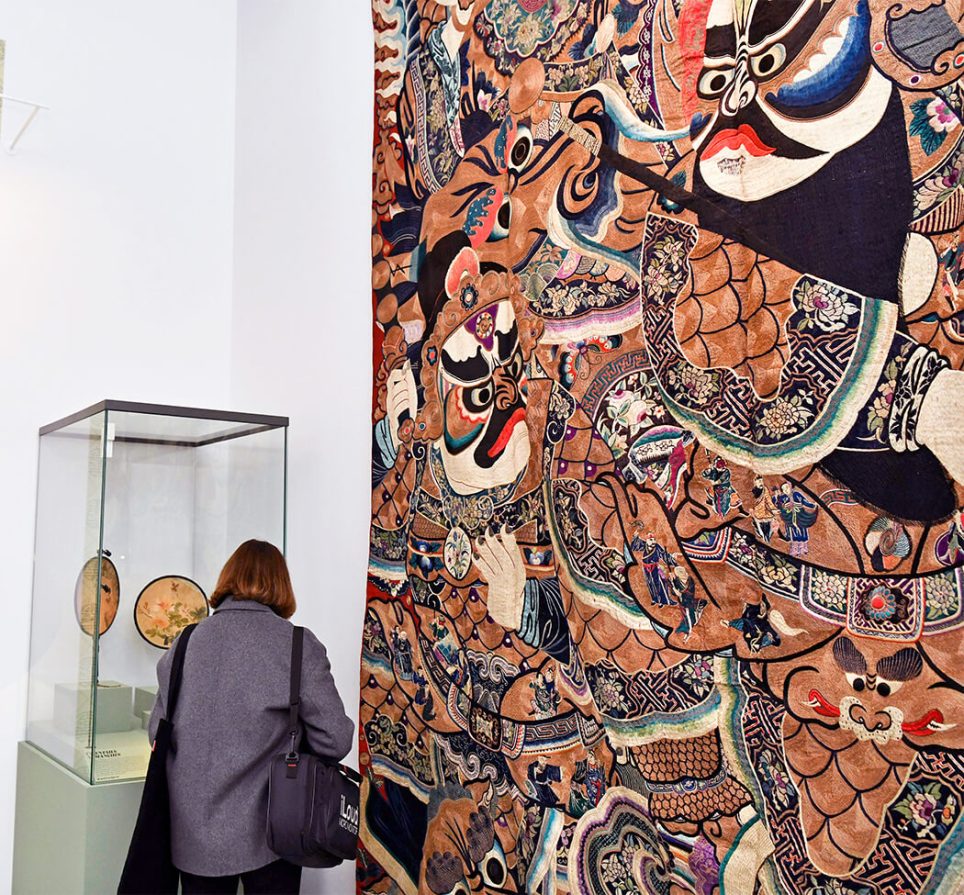 Vue de l’exposition « Guimet + Chine » à l’hôtel de Cabrières-Sabatier d’Espeyran, Montpellier