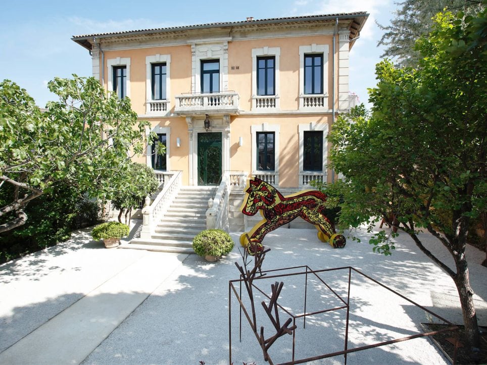 La façade nord de la fondation Villa Datris